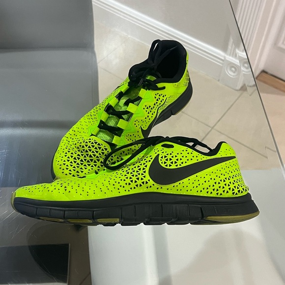 Men’s Nike Free 3.0 neon green with black Nike logo size 10 - Picture 2 of 9